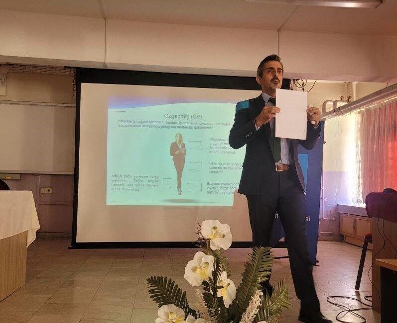Aydın'ın Efeler ilçesinde lise öğrencilerine meslek danışmanlığı kapsamında uygulamalı özgeçmiş