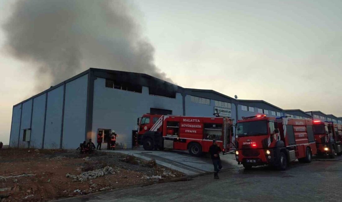 Malatya'daki kağıt ve kırtasiye fabrikasında çıkan yangın kontrol altına alındı,