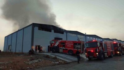 Malatya'daki kağıt ve kırtasiye fabrikasında çıkan yangın kontrol altına alındı,