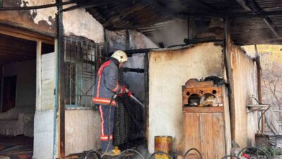 Pütürge ilçesindeki ev yangını itfaiye tarafından söndürüldü, yaralanan olmadı. Yangının