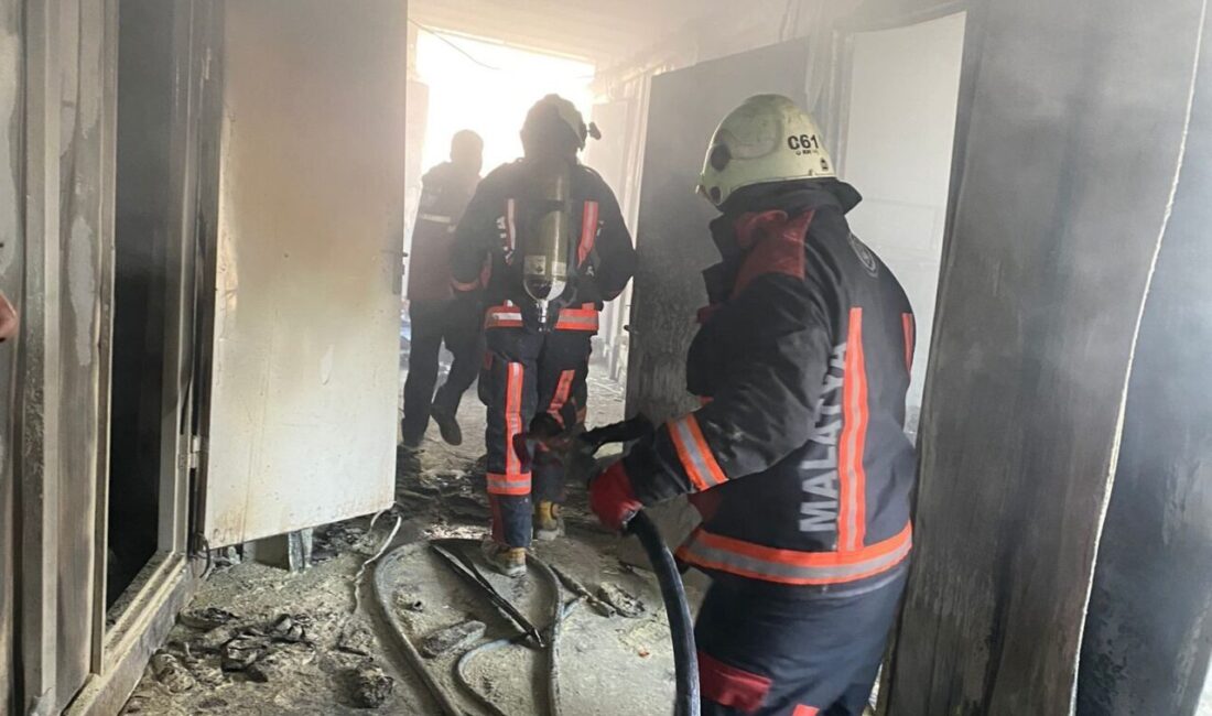 Malatya'da şantiyede çıkan yangında 4 işçi yaralandı. İtfaiye ve polis