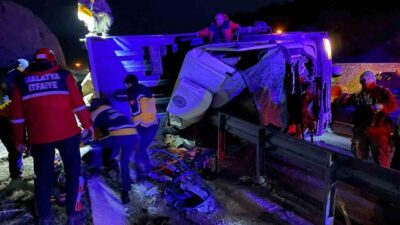 Malatya'nın Doğanşehir ilçesinde tırın şarampole devrilmesi sonucu 2 kişi hayatını