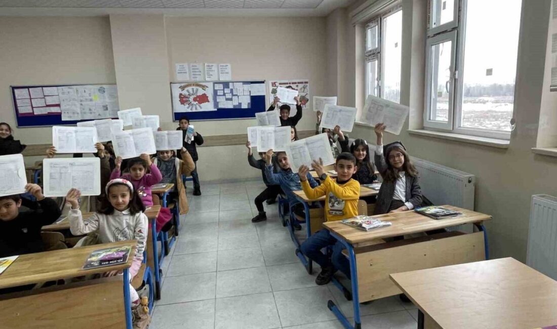 Malazgirt ilçesinde 11 bin 641 öğrenci karnelerini alarak yarıyıl tatiline