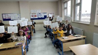 Malazgirt ilçesinde 11 bin 641 öğrenci karnelerini alarak yarıyıl tatiline