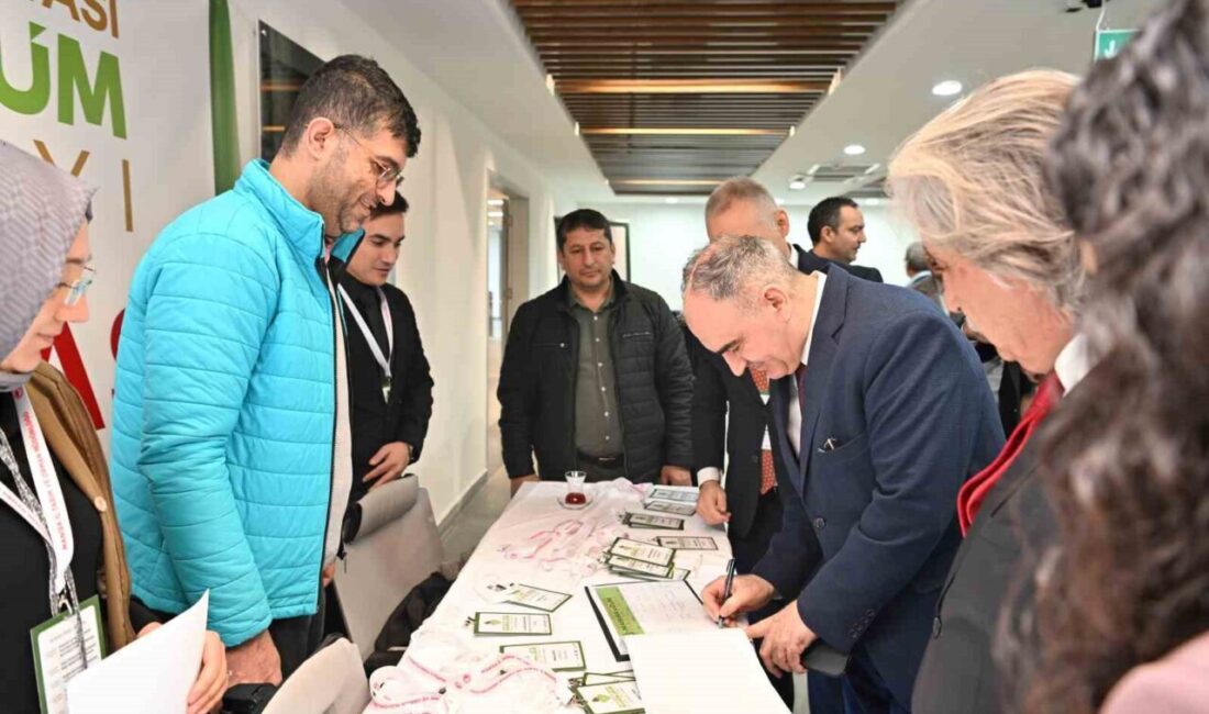 Manisa'da düzenlenen "Bağcılığın Yol Haritası: Manisa Üzüm Çalıştayı"nda Vali Vahdettin