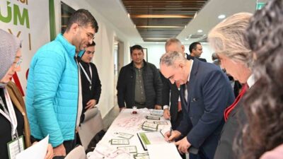 Manisa'da düzenlenen "Bağcılığın Yol Haritası: Manisa Üzüm Çalıştayı"nda Vali Vahdettin