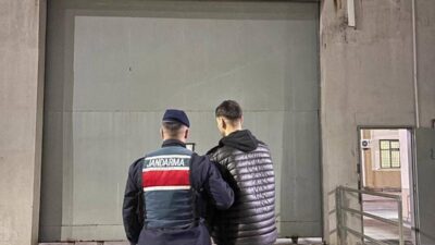 Manisa'nın Yunusemre ilçesinde jandarma ekipleri tarafından 5 ayrı suçtan aranan