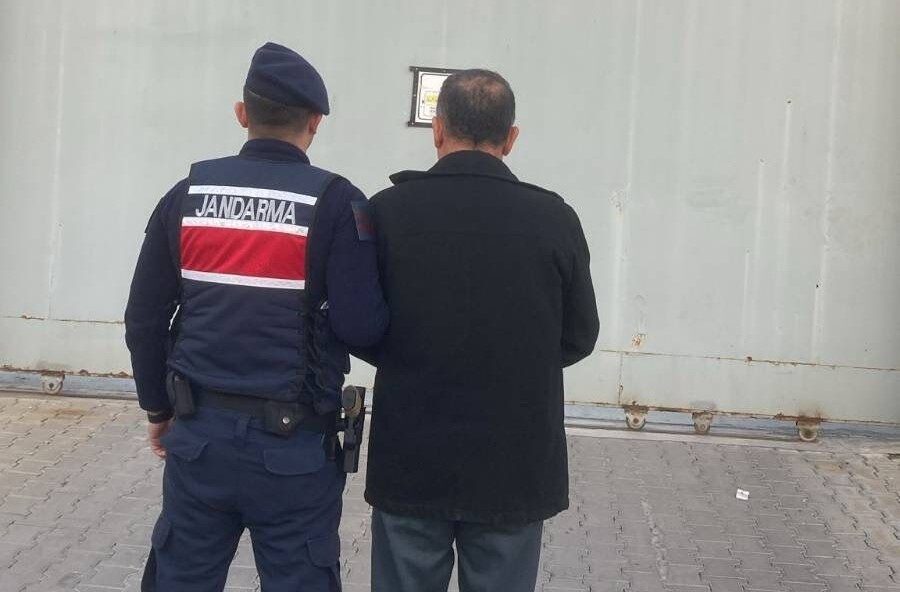 Manisa’da ceza alan 2 kişi jandarma tarafından yakalandı. Manisa Yunusemre'de aranan 2