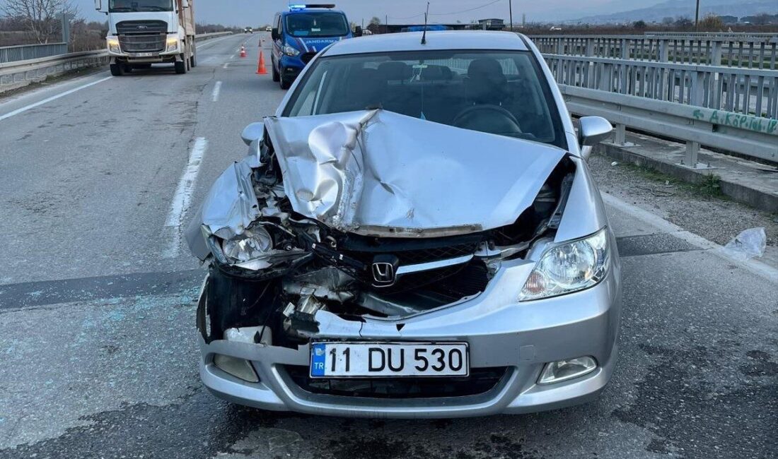 Manisa’da otomobil tıra arkadan çarptı: 4 yaralı Salihli'de otomobilin tıra çarpması