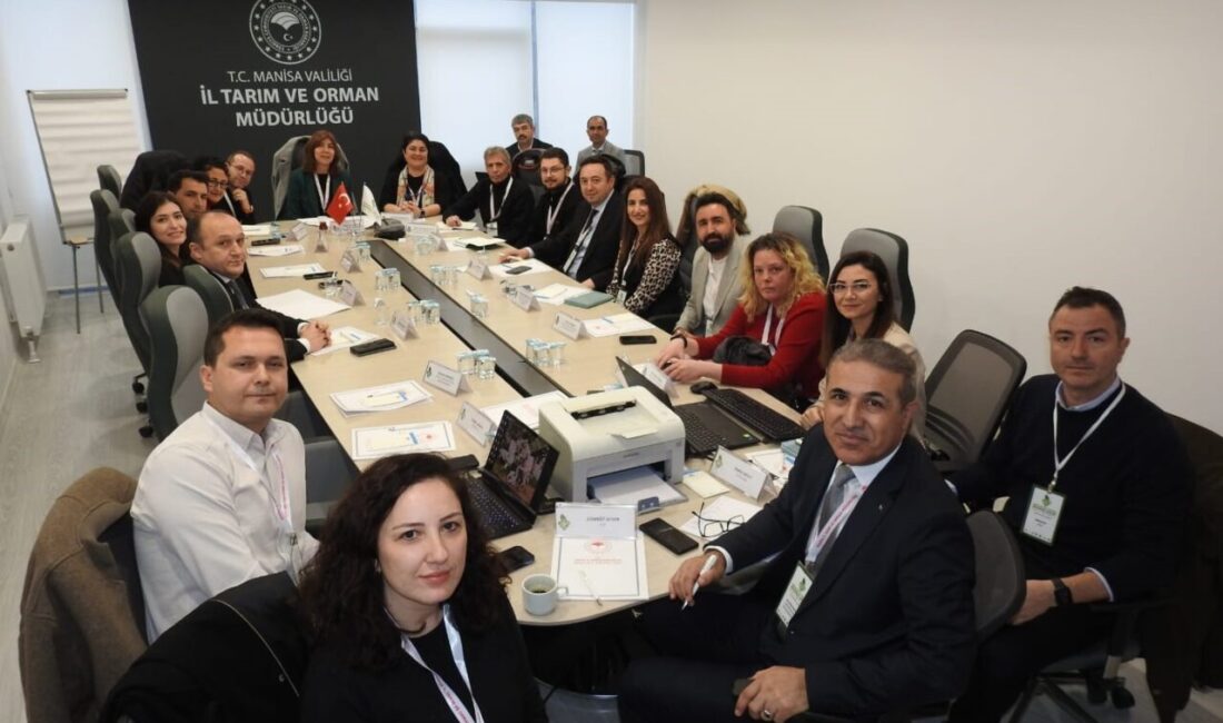 Manisa'da düzenlenen "Manisa Üzüm Çalıştayı"nda sektör temsilcileri, akademisyenler ve üreticiler,