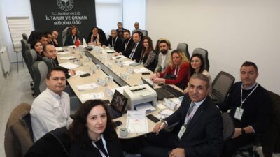 Manisa'da düzenlenen "Manisa Üzüm Çalıştayı"nda sektör temsilcileri, akademisyenler ve üreticiler,