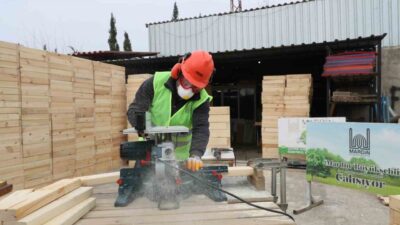 Mardin Büyükşehir Belediyesi, çevre dostu ahşap saksılar üreterek park ve