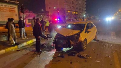 Mardin'in Midyat ilçesinde meydana gelen kazada kamyonet ve otomobil çarpıştı,