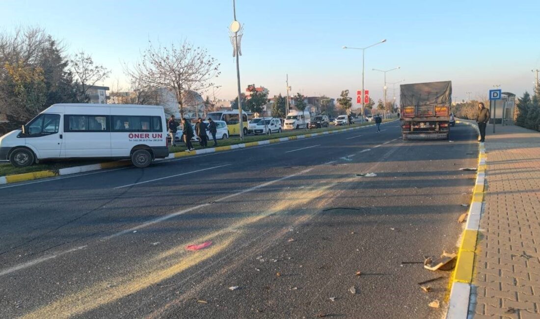 Mardin’de tır ile işçi servisi çarpıştı: 11 yaralı Mardin'in Artuklu ilçesinde tır