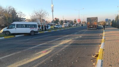 Mardin'in Artuklu ilçesinde tır ile fabrika işçilerini taşıyan servis aracının