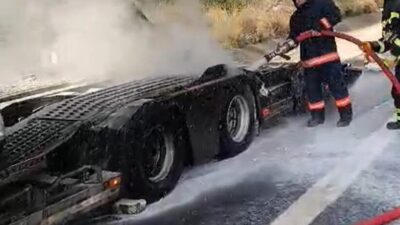 Mersin Tarsus’ta bir araç taşıma römorkunda çıkan yangın, itfaiye ekipleri