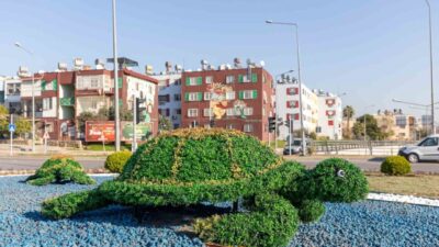 Mersin Büyükşehir Belediyesi, kavşaklara estetik dokunuşlar yaparak rengarenk çiçeklerle süslüyor.