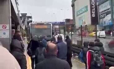 Beylikdüzü-Avcılar istikametinde metrobüslerin durağı pas geçmesi üzerine sinirlenen vatandaşlar, metrobüsün