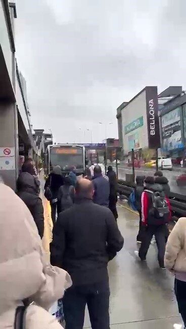 Beylikdüzü-Avcılar istikametinde metrobüslerin durağı