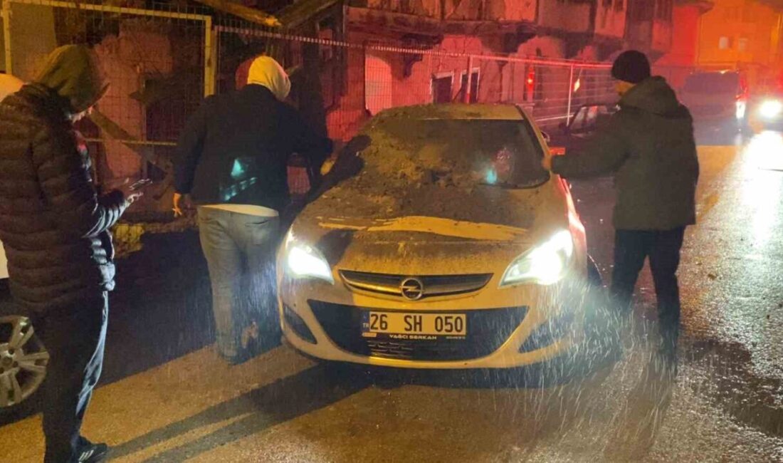 İnegöl'de metruk binanın bir