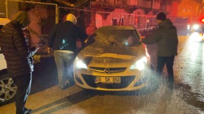 İnegöl'de metruk binanın bir kısmı yıkıldı, altında kalan araçta maddi