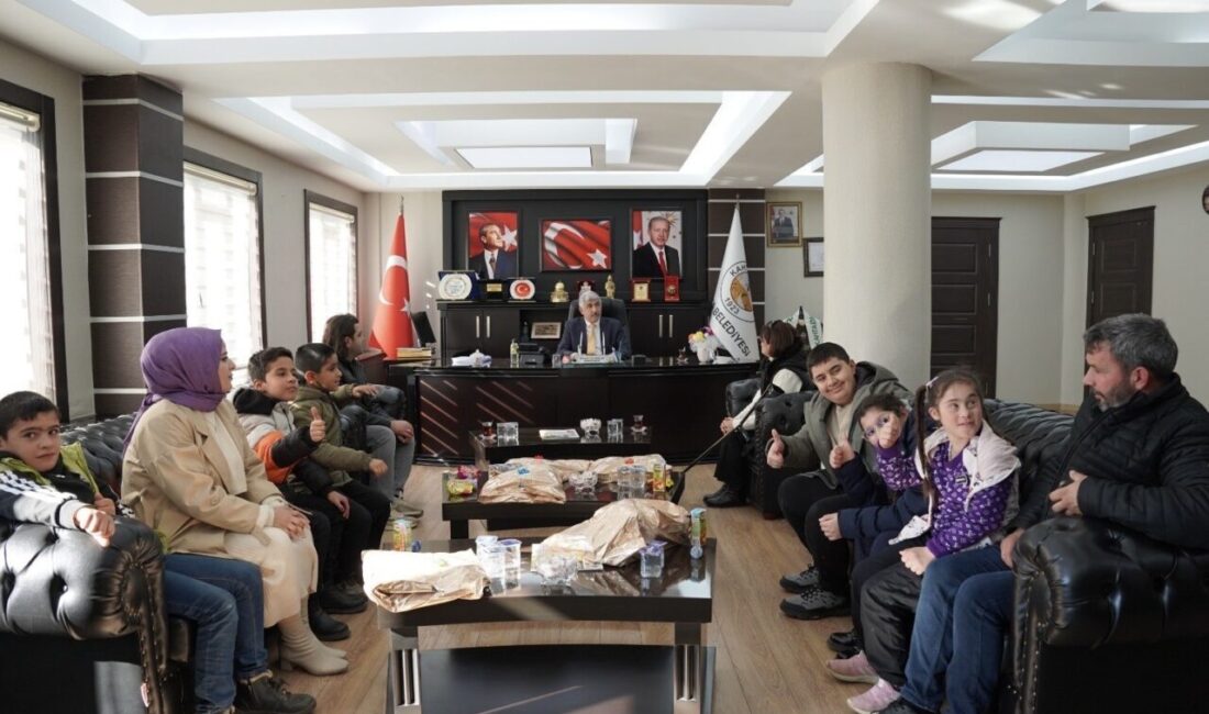 Mevlana Ortaokulu’nun özel öğrencilerinden anlamlı ziyaret Kahta Belediye Başkanı Mehmet