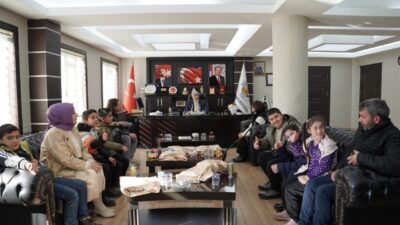 Kahta Belediye Başkanı Mehmet Can Hallaç, Mevlana Ortaokulu'nun özel öğrencilerini