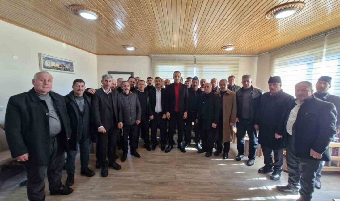 MHP Erzurum İl Başkanı Adem Yurdagül, Pasinler ziyaretinde muhtarlarla istişarelerde