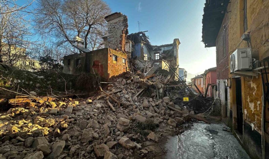 Muğla'nın Milas ilçesindeki tarihi evin çökme anları güvenlik kameralarına yansıdı.