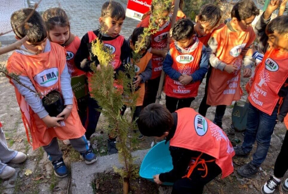 Minik eller geleceğe fidan dikti Şanlıurfa'da öğrencilere doğa sevgisi