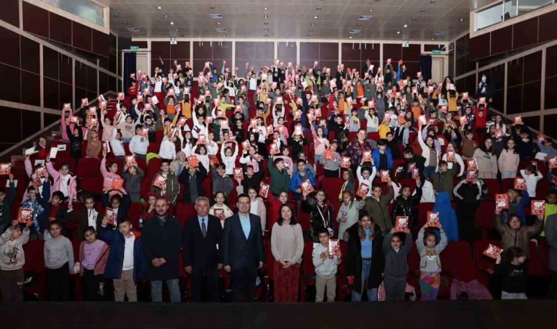 Nilüfer Belediyesi Kütüphane Müdürlüğü'nün düzenlediği etkinlikte, yazar Burcu Ünsal ilkokul