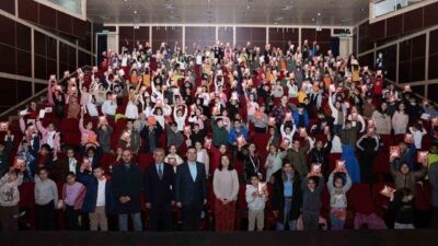 Nilüfer Belediyesi Kütüphane Müdürlüğü'nün düzenlediği etkinlikte, yazar Burcu Ünsal ilkokul