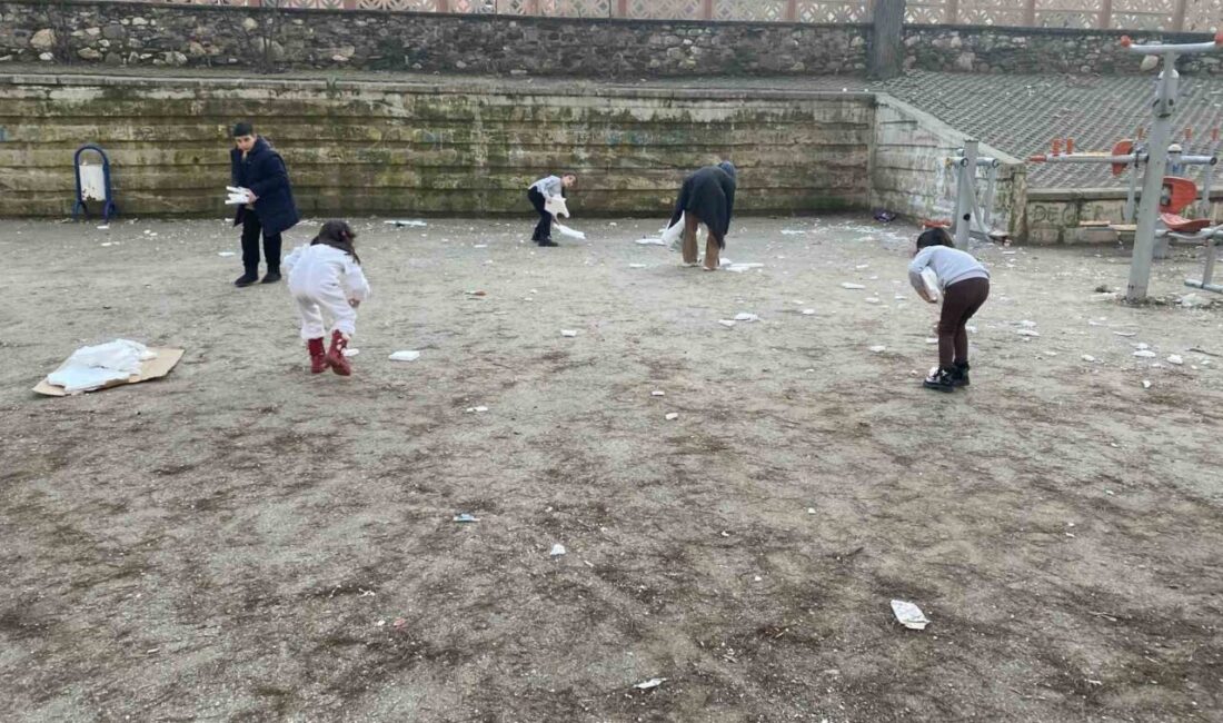 Manisa'nın Alaşehir ilçesinde strafor parçalarıyla kirletilen parkı gören çocuklar, temizlik