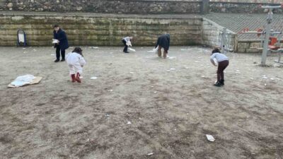Manisa'nın Alaşehir ilçesinde strafor parçalarıyla kirletilen parkı gören çocuklar, temizlik