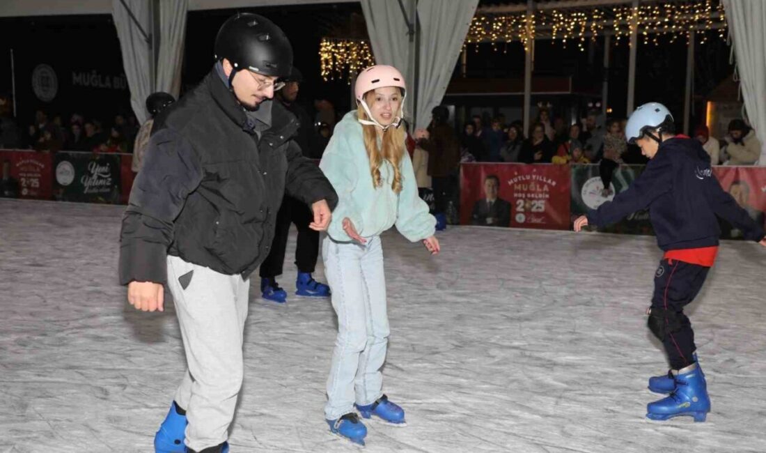 Muğla Büyükşehir Belediyesi, Menteşe Kent Meydanı'nda kurulan buz paten pistiyle