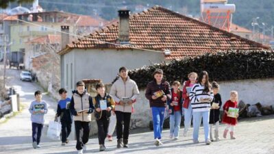 Muğla Büyükşehir Belediyesi, Ortaköy Mahallesi'nde açılan çocuk kütüphanesine destek oluyor.