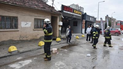 Eskişehir'de tek katlı bir binada çıkan yangın, itfaiye ekiplerinin müdahalesiyle