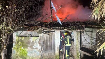Nazilli'de çıkan yangın, metruk evde büyük hasara neden oldu. İtfaiye