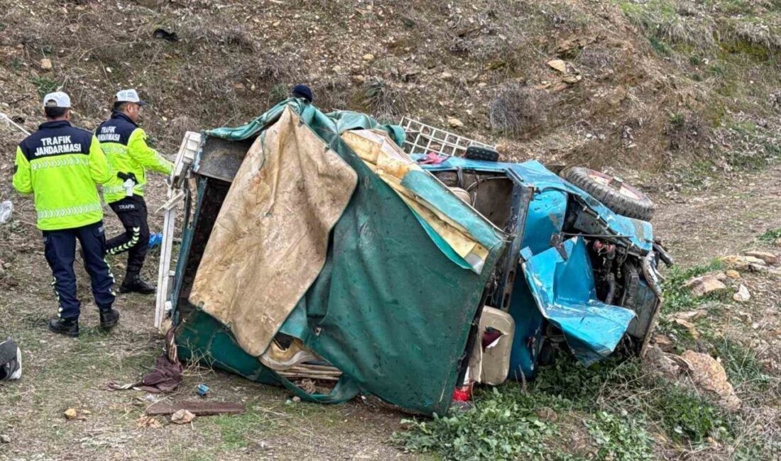 Nazilli'nin Bekirler Mahallesi'nde zeytin toplayan işçileri taşıyan cipin şarampole yuvarlanması