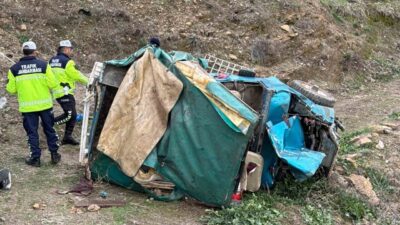 Nazilli'nin Bekirler Mahallesi'nde zeytin toplayan işçileri taşıyan cipin şarampole yuvarlanması