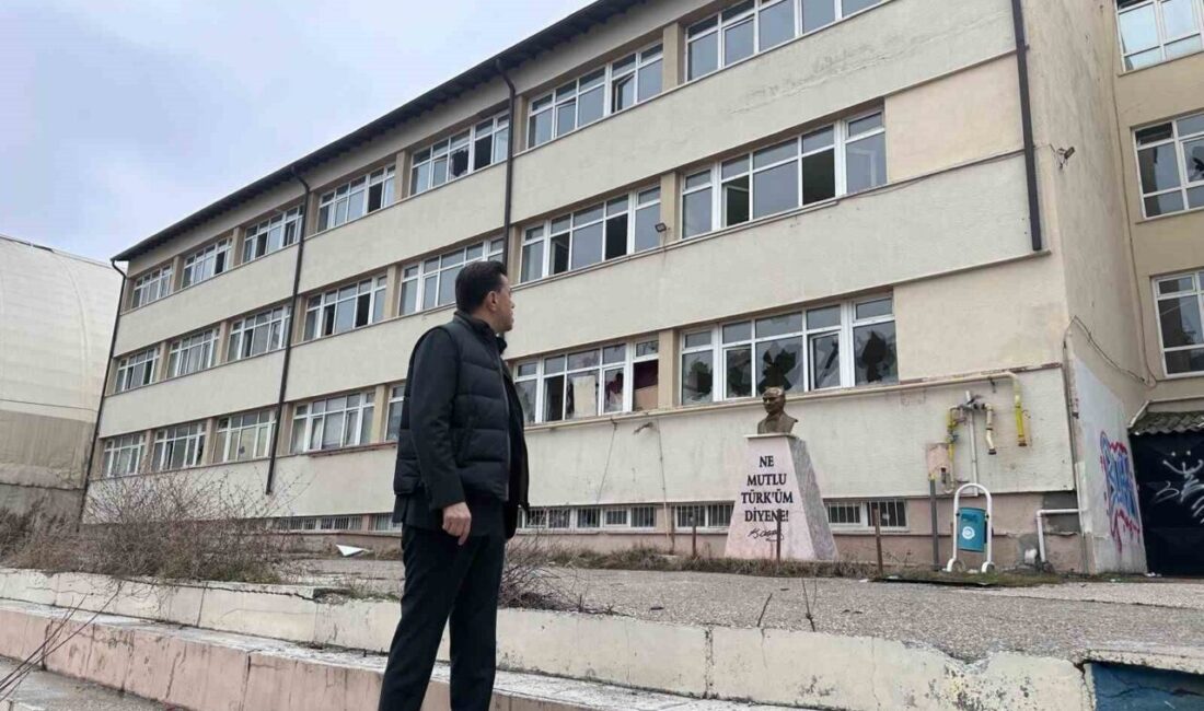 Nebi Hatipoğlu: “İnsan siyasi nedenlerle okula, çocuğa, eğitime düşmanlık eder mi?” Nebi Hatipoğlu, Eskişehir'deki okul