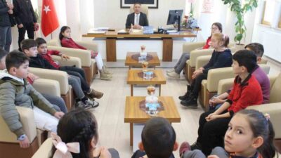 Bayburt’ta düzenlenen ’Minik Eller Tasarlıyor’ projesinde öğrenciler, ’Depreme Dayanıklı Ev’