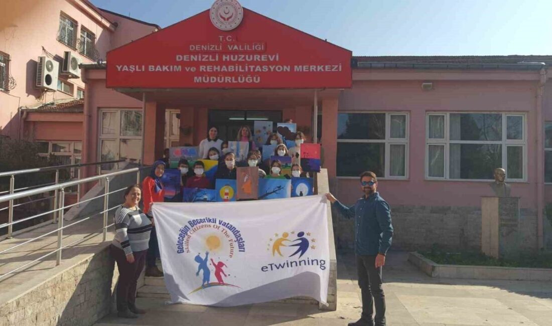 Denizli'de Türkiye Odalar ve Borsalar Birliği Ortaokulu öğrencileri, Pamukkale'deki huzurevi