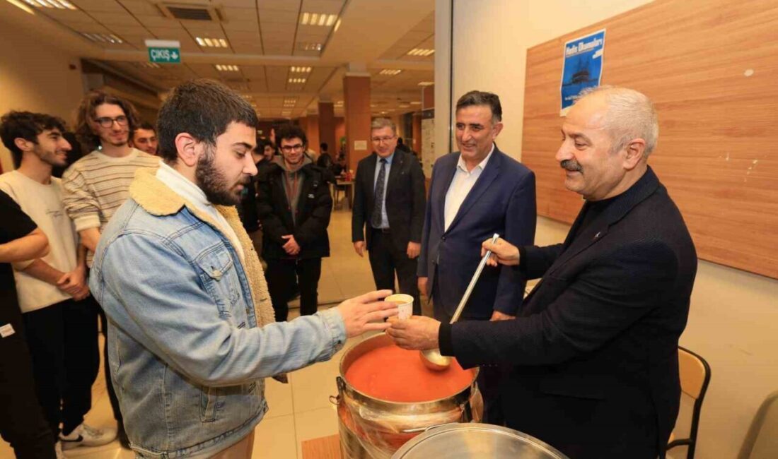 Öğrencilere çorba ikramı Gebze Belediye Başkanı Zinnur