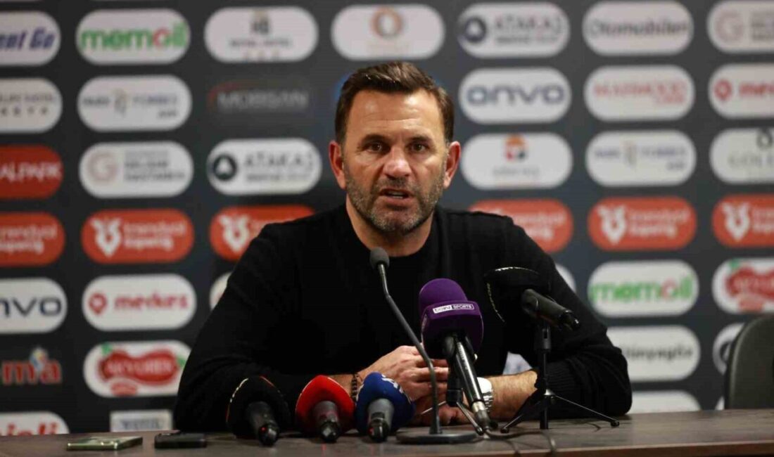 Galatasaray Teknik Direktörü Okan Buruk, Atakaş Hatayspor maçının ikinci yarısında