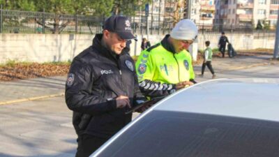 Kocaeli'de polis ekipleri, okul ve çevrelerinde gerçekleştirdikleri denetimlerde 4,1 gram