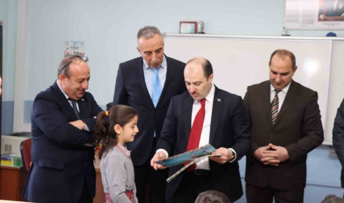Oltu'da yapılan karne töreninde, Kaymakam Mustafa Çelik ve Milli Eğitim
