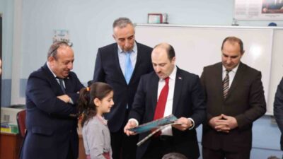 Oltu'da yapılan karne töreninde, Kaymakam Mustafa Çelik ve Milli Eğitim