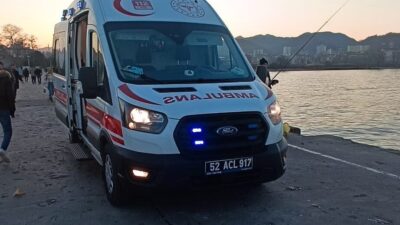 Fatsa İskelesi'nde balık tutarken denize düşen Serdar Gelegen, vatandaşlar tarafından