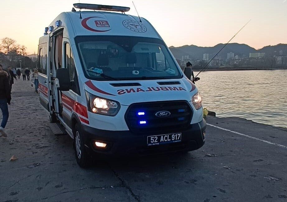 Fatsa İskelesi'nde balık tutarken denize düşen Serdar Gelegen, vatandaşlar tarafından